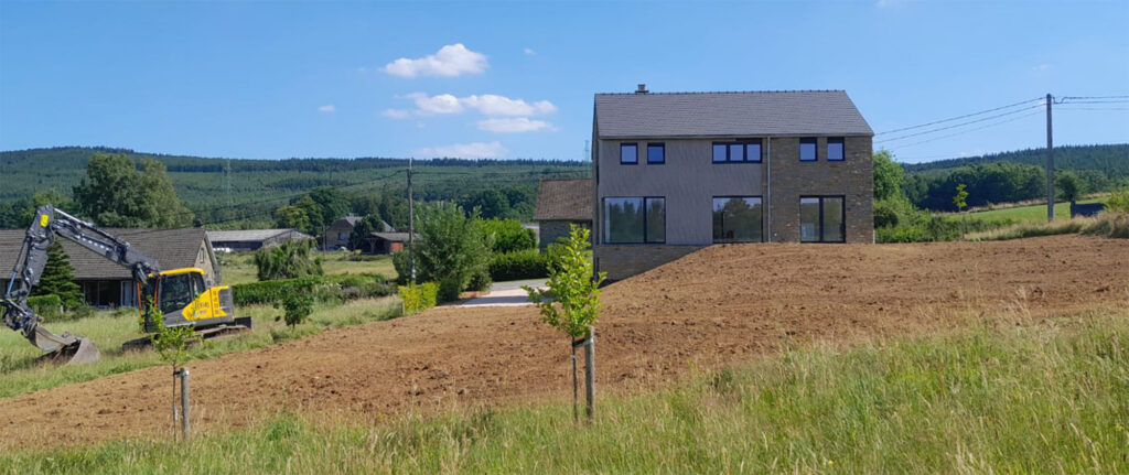 Terrain nivelé autour d’une habitation après travaux de terrassement et remise en forme du sol