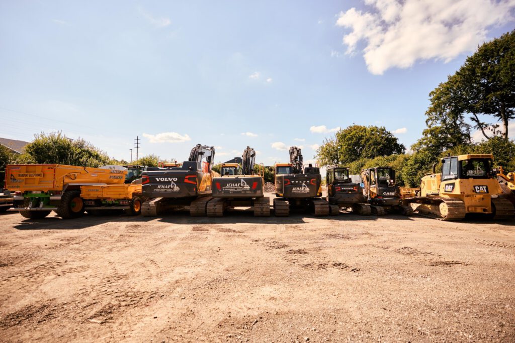 Alignement de plusieurs engins de chantier sur le parc matériel de l’entreprise avant intervention