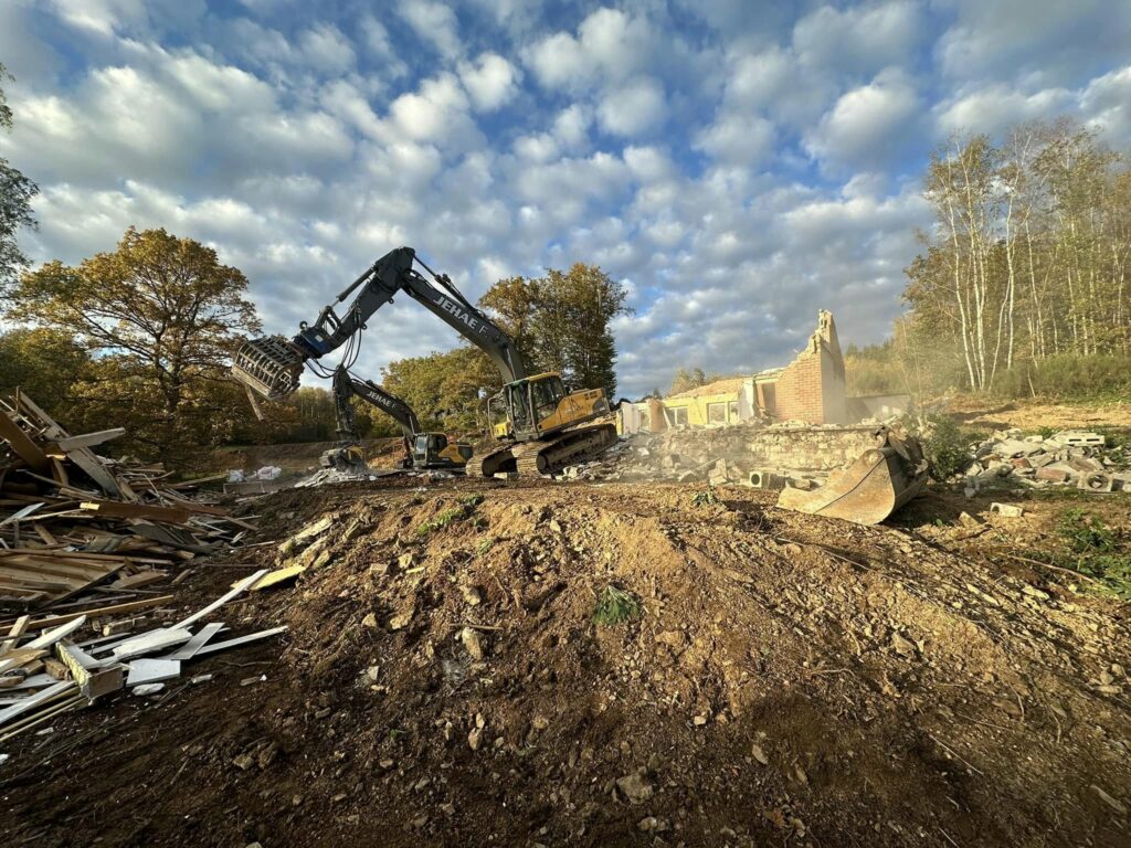 Machine de démolition roulant sur des gravas