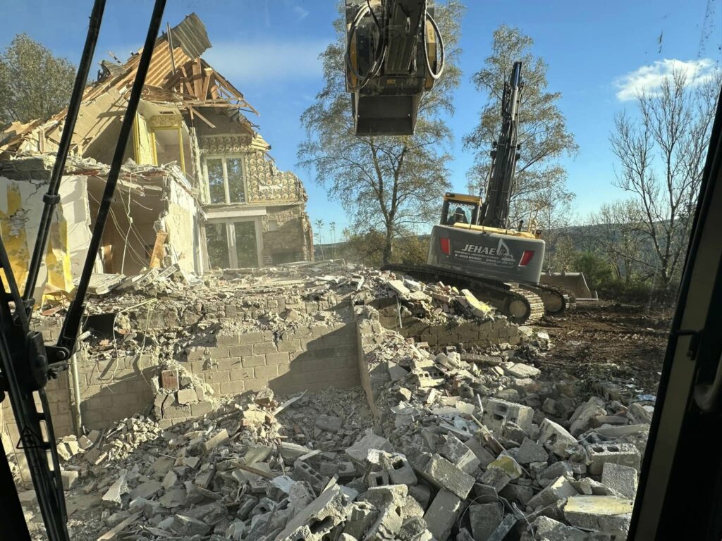 Machine en train de démolir un batiment