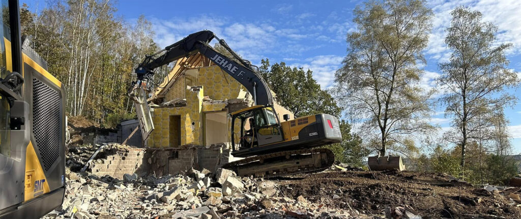 Machine de démolition en action