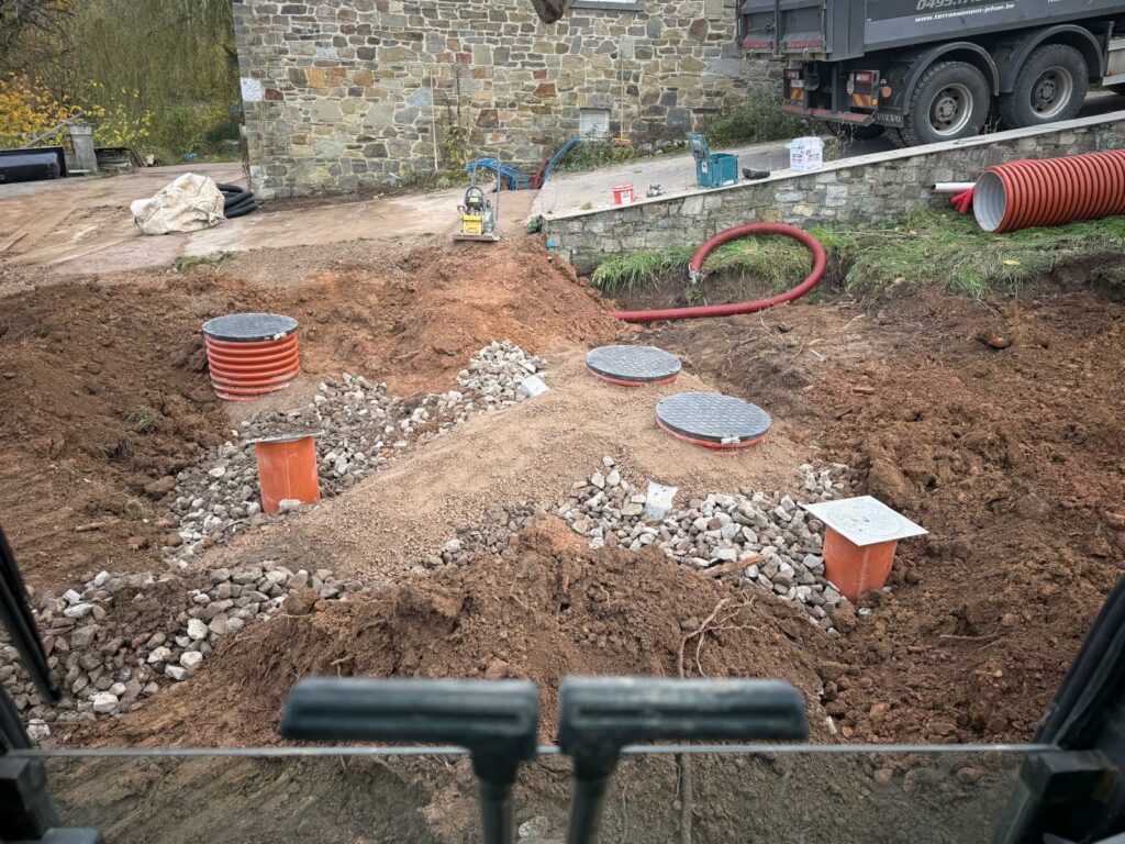 Travaux d’égouttage à Waimes avec pose de chambres de visite et raccordements dans une tranchée