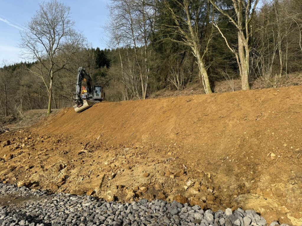 Machine se situant sur un terrain pentu