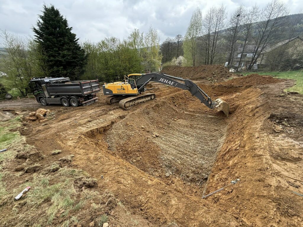 Machine creusant pour réaliser des travaux de terrassement à Waimes